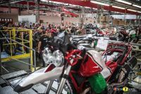 Moto_Guzzi_Open_House_-_visita_linea_assemblaggio_1