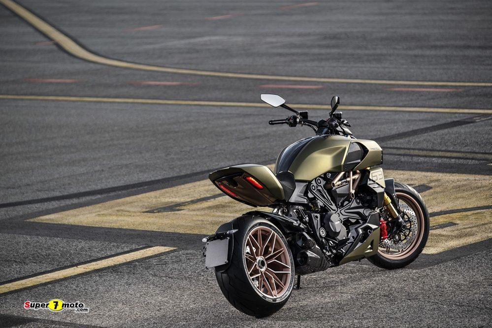 DUCATI DIAVEL 1260 LAMBORGHINI AMBIENCE 39 UC213136 Mid