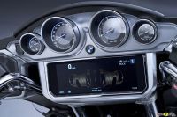 P90431033_highRes_the-new-bmw-r-18-tra