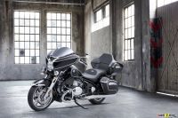 P90431035_highRes_the-new-bmw-r-18-tra