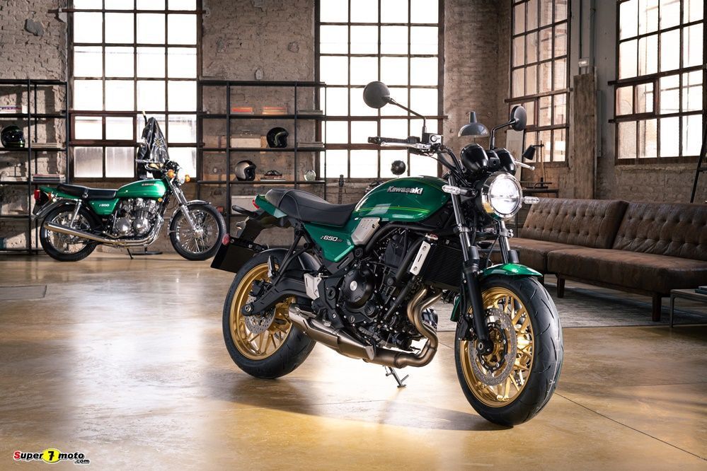 hi 22MY Z650RS Staticlifestyle 1