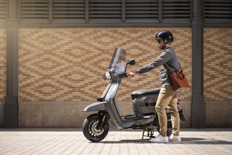 08. LAMBRETTA V125 SPECIAL SHINY GREY 