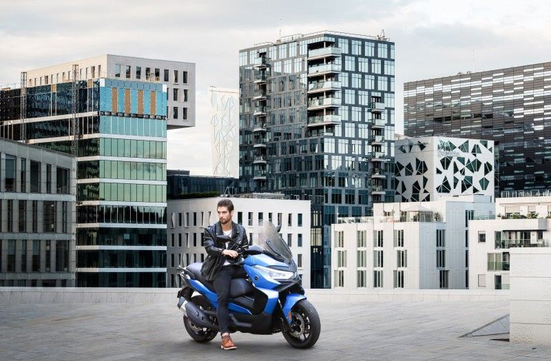 Scooter SR4 con modelo fabrica 31