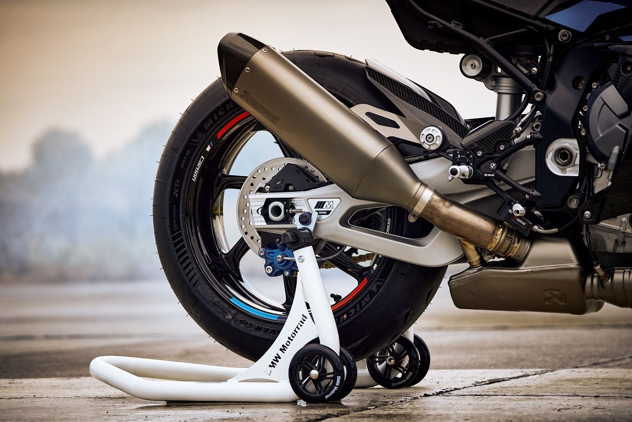 P90481270 highRes the new bmw m 1000 r