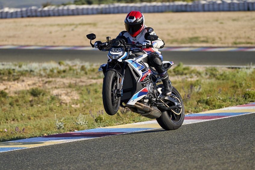 P90481379 highRes bmw m 1000 r 10 2022