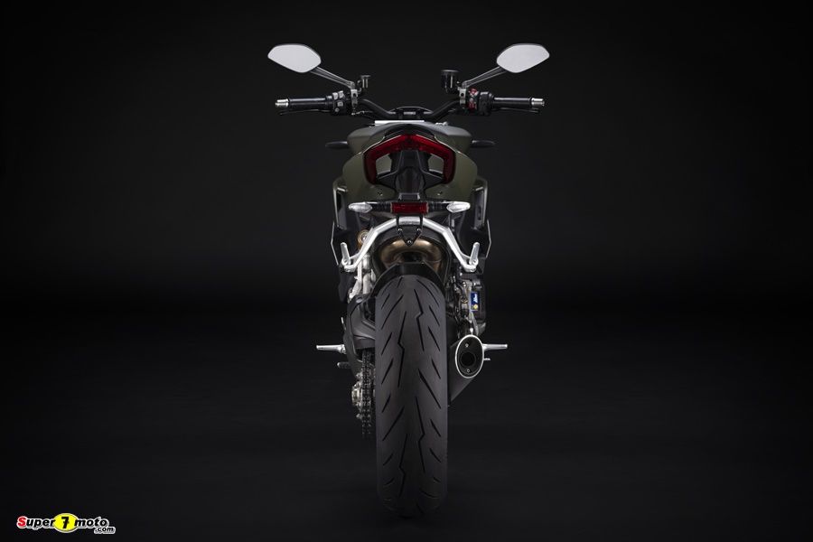 MY23 Ducati StreetfighterV2 10 UC399343 High