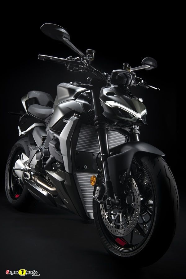 MY23 Ducati StreetfighterV2 21 UC399356 High