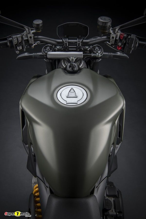 MY23 Ducati StreetfighterV2 28 UC399363 High