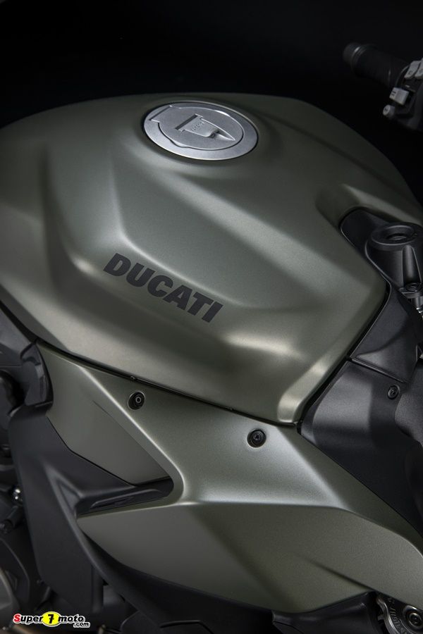 MY23 Ducati StreetfighterV2 33 UC399369 High
