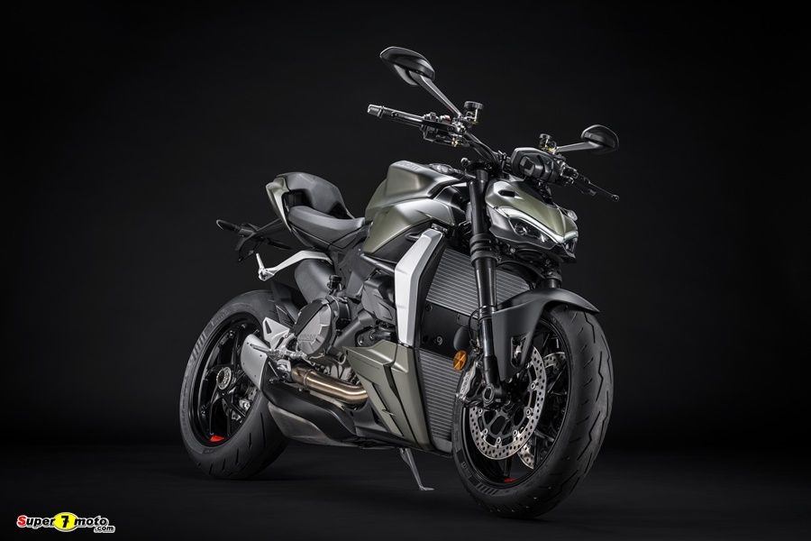 MY23 Ducati StreetfighterV2 9 UC399346 High