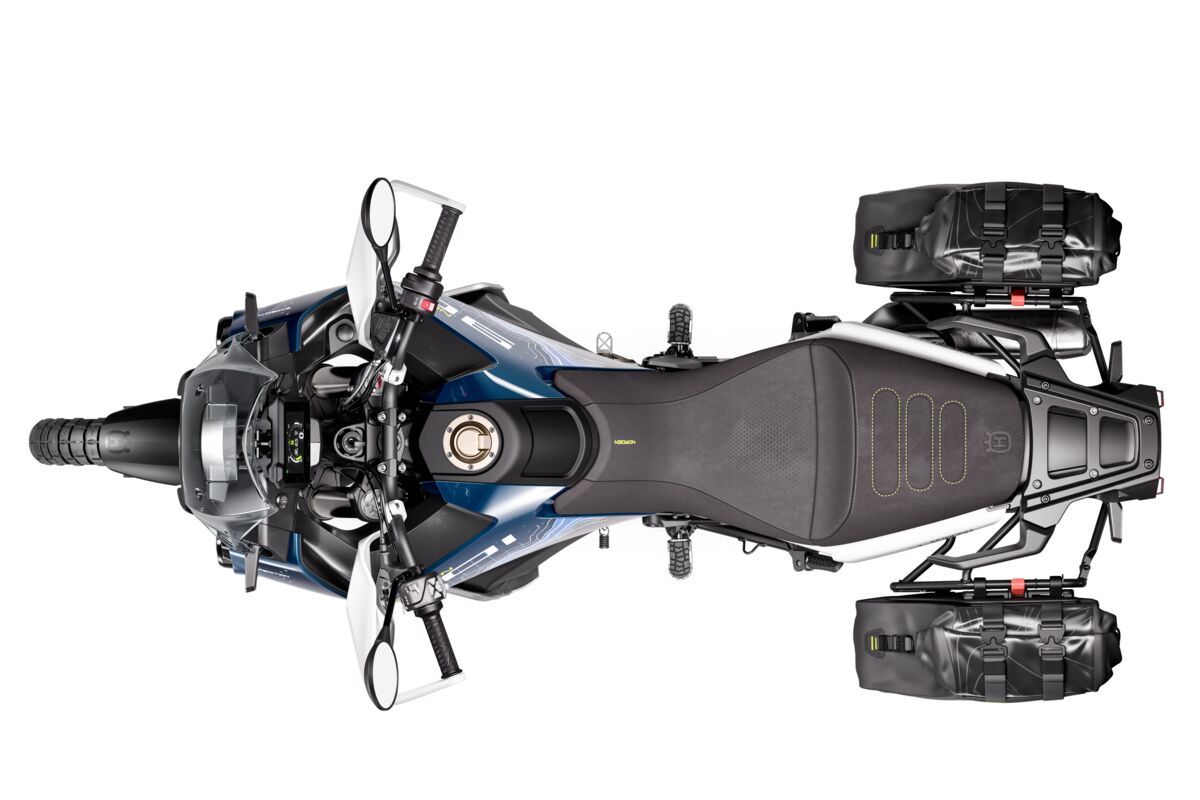 127146 MY23 HQV Norden 901 Expedition EU Top