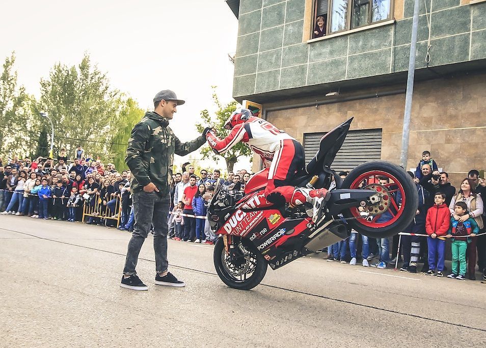 38 CASASIMARRO EN MOTO CONCENTRACION MOTORISTA EMILIO ZAMORA DUCATI STUNT TEAM MOTOR SHOW ESPECTACULO 2017 DEBEJOTA FOTOGRAFIA STOPPIE GIVEME FIVE FRIENDS XAVI FORES WSBK PANIGALE