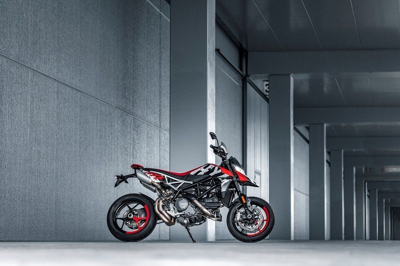 01 MY2024 HYPERMOTARD RVE UC517596 High