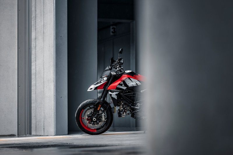03 MY2024 HYPERMOTARD RVE UC517595 High