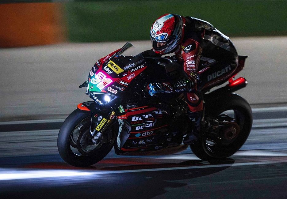 Pole position y victoria en la Racing Night para Michele Pirro - Super7moto