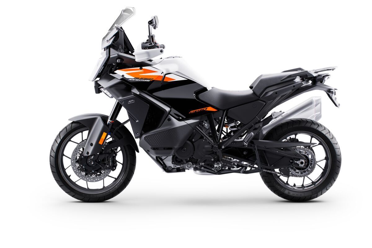 641756 MY25 KTM 1390 Super Adventure S EVO Black EU 90 Left 03 STUDIO IMAGES EUROPE GLOBAL STUDIO