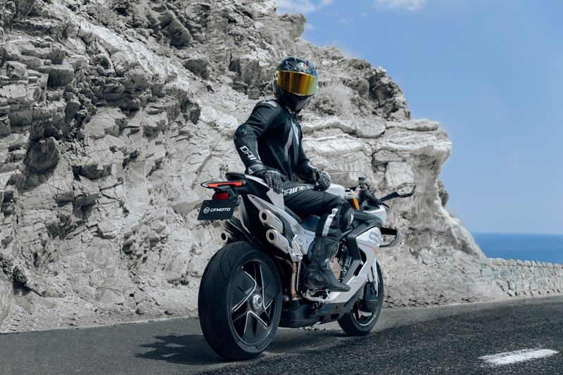 CFMOTO 750SR S outdoors 15