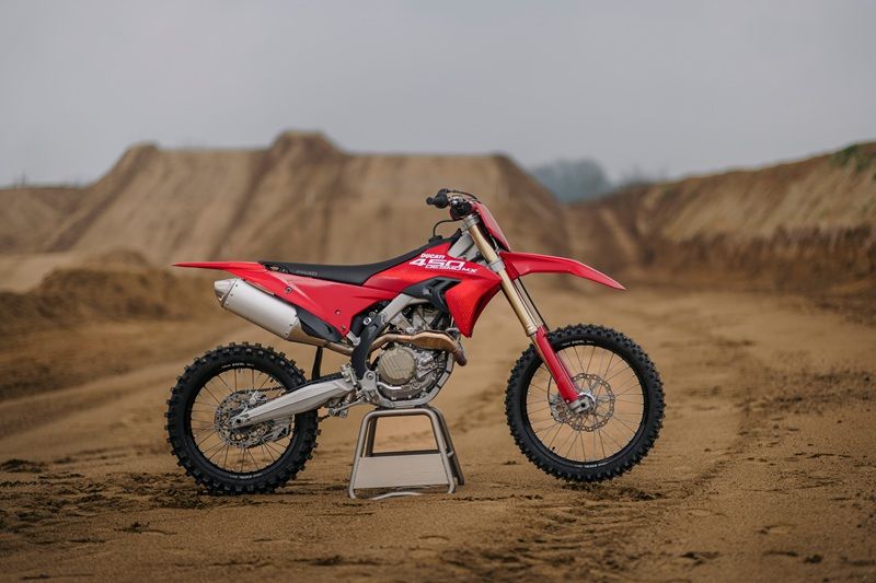 02 MY26 DESMO450 MX STATICS ON LOCATION 1 UC831745 High