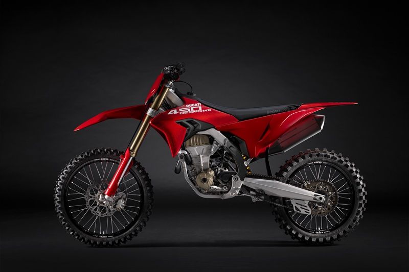 03 SOP MY26 DESMO450 MX STUDIO 3 UC804809 High