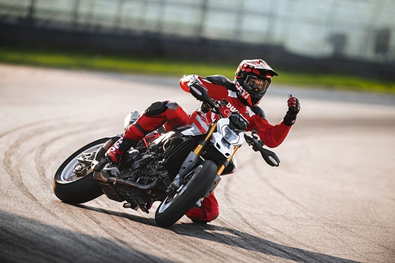 MY26 HYPERMOTARD V2S DYNAMIC 24 UC874076 High