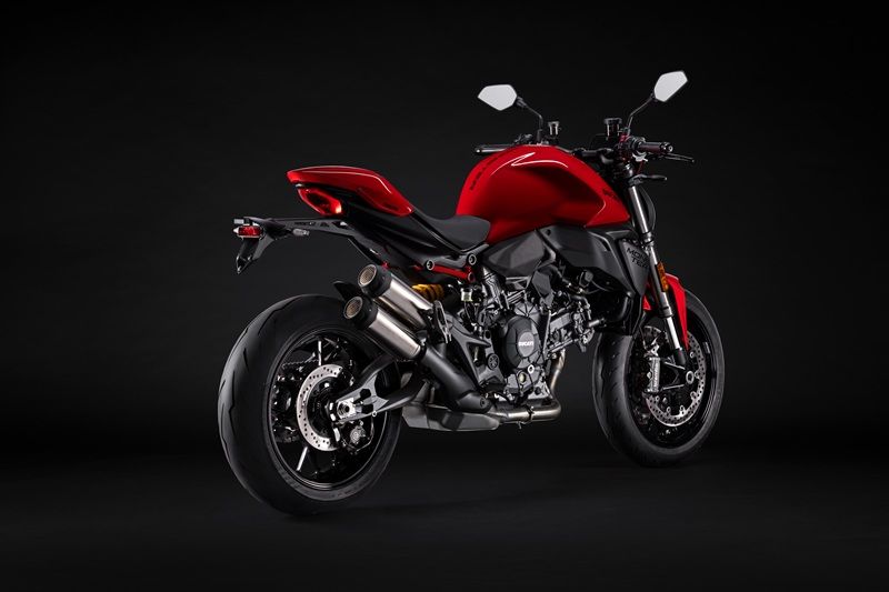 03 MY26 MONSTER RED STUDIO 18 UC870482 High