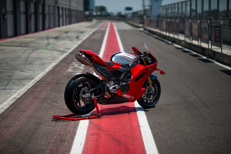 08 MY26 PANIGALE V4R STATICS ON LOCATION 12 UC849344 High