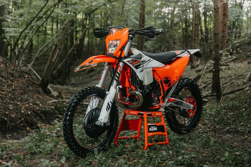 719696 MY26 KTM 300 EXC HARDENDURO Static ACTION STATIC KTM EXC 300 HARDENDURO