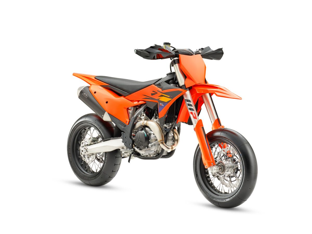 710942 MY26 KTM 450 SMR 45 Degree Front Right EU GLOBAL
