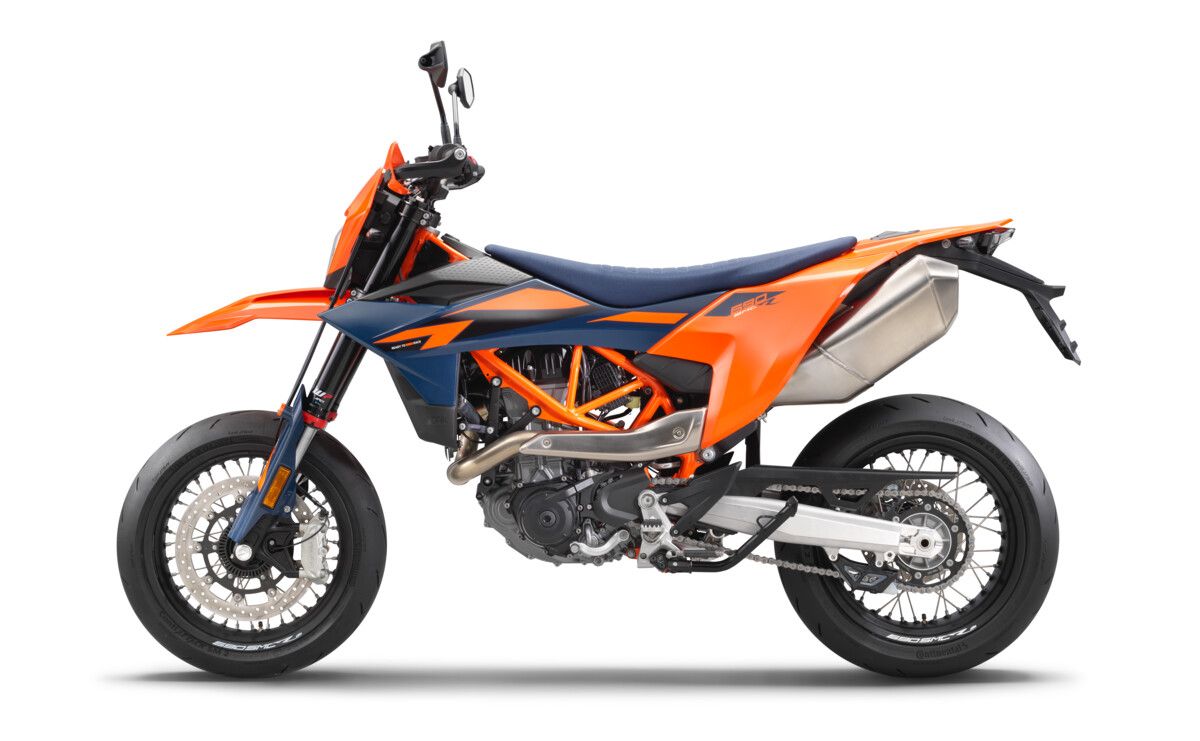 MY26 KTM 690 SMC R STUDIO 3