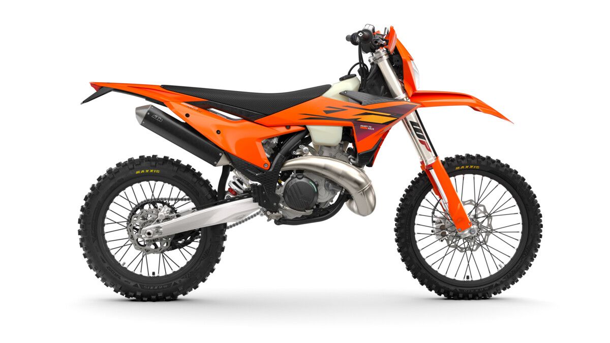 675602 MY26 KTM 250 XC W 90 right KTM EXC STUDIO