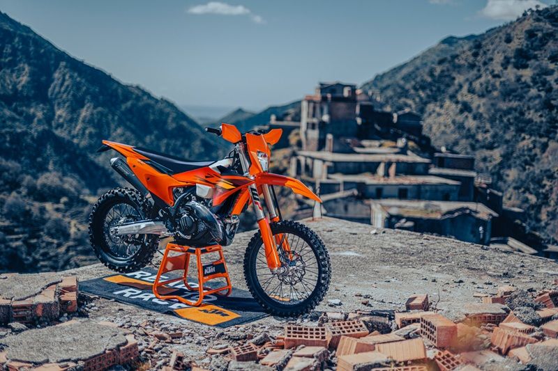 704634 MY26 KTM 300 EXC Static 2 Static STATIC