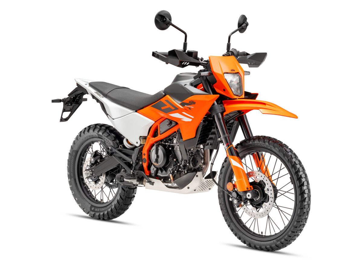 659859 MY25 KTM 390 ENDURO R STUDIO EU SPEC 45 Front Right 04 STUDIO EUROPE GLOBAL