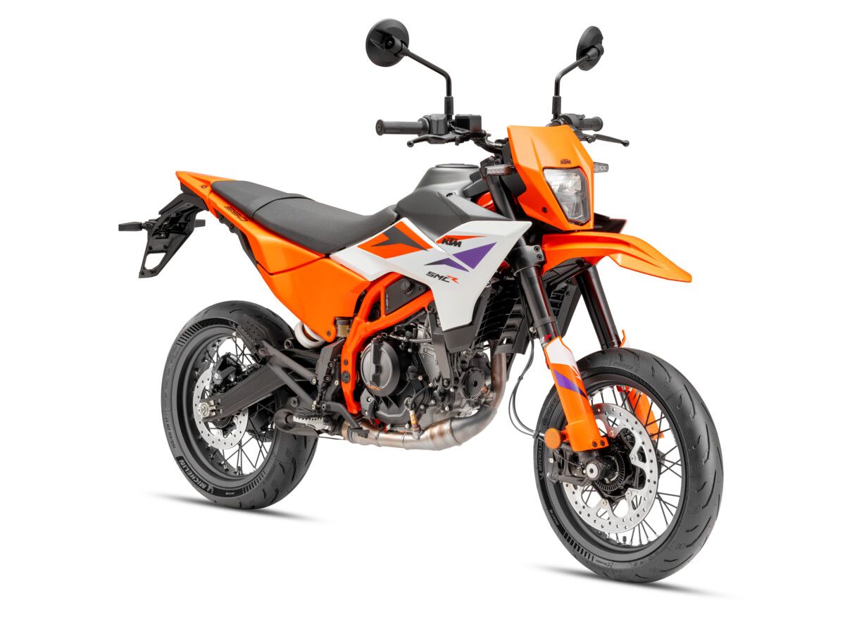 659862 MY25 KTM 390 SMC R STUDIO EU SPEC 45 Front STUDIO EU GLOBAL STUDIO EU GLOBAL