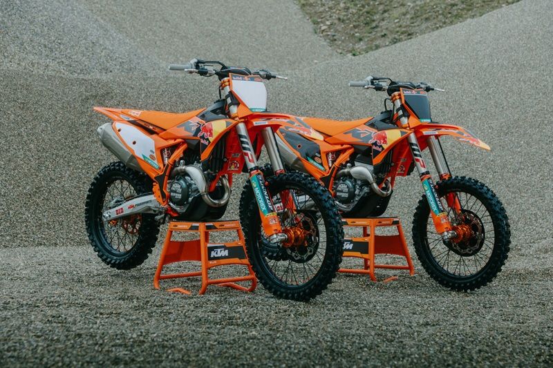 724211 MY26 KTM 250 450 SX F FACTORY EDITION 12 STATIC
