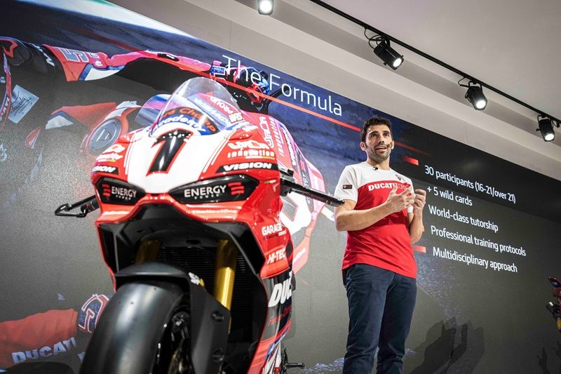 V2 DUCATI FUTURE CHAMP ACADEMY EICMA 01 UC874543 High
