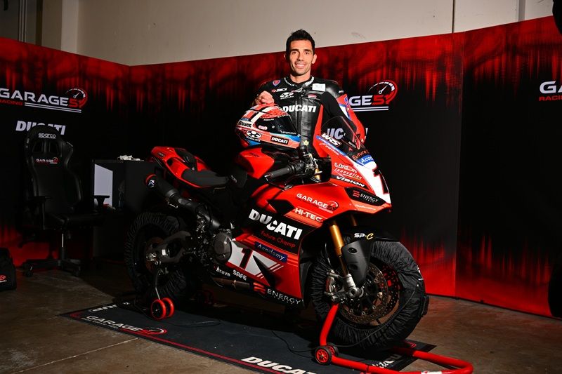 V2 DUCATI FUTURE CHAMP ACADEMY EICMA 05 UC874544 High