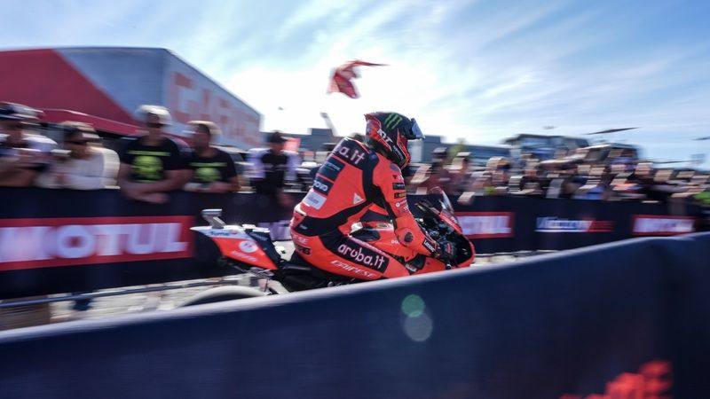 52104 R9 JDR WSBK AMBIENCE