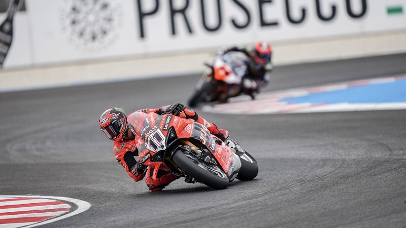 55318 R8 JDR WSBK ACTION
