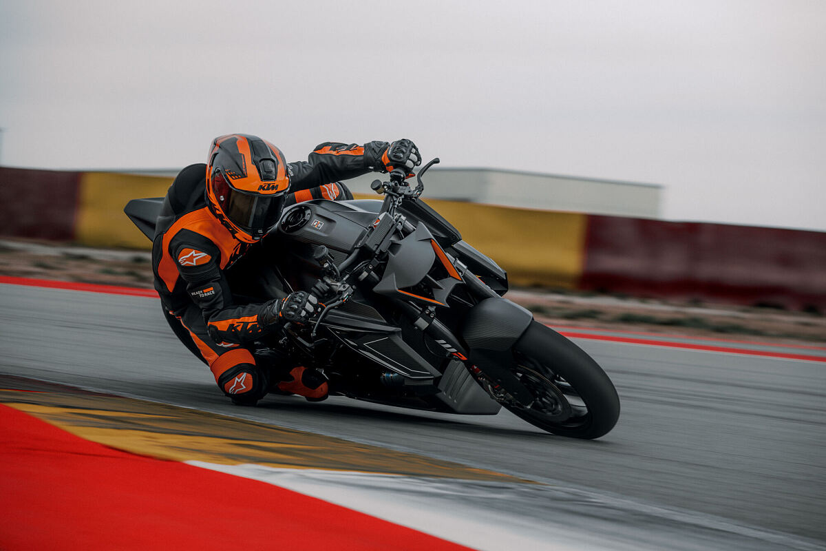737891 MY26 KTM 1390 SUPER DUKE RR TRACK ACTION ACTION ACTION