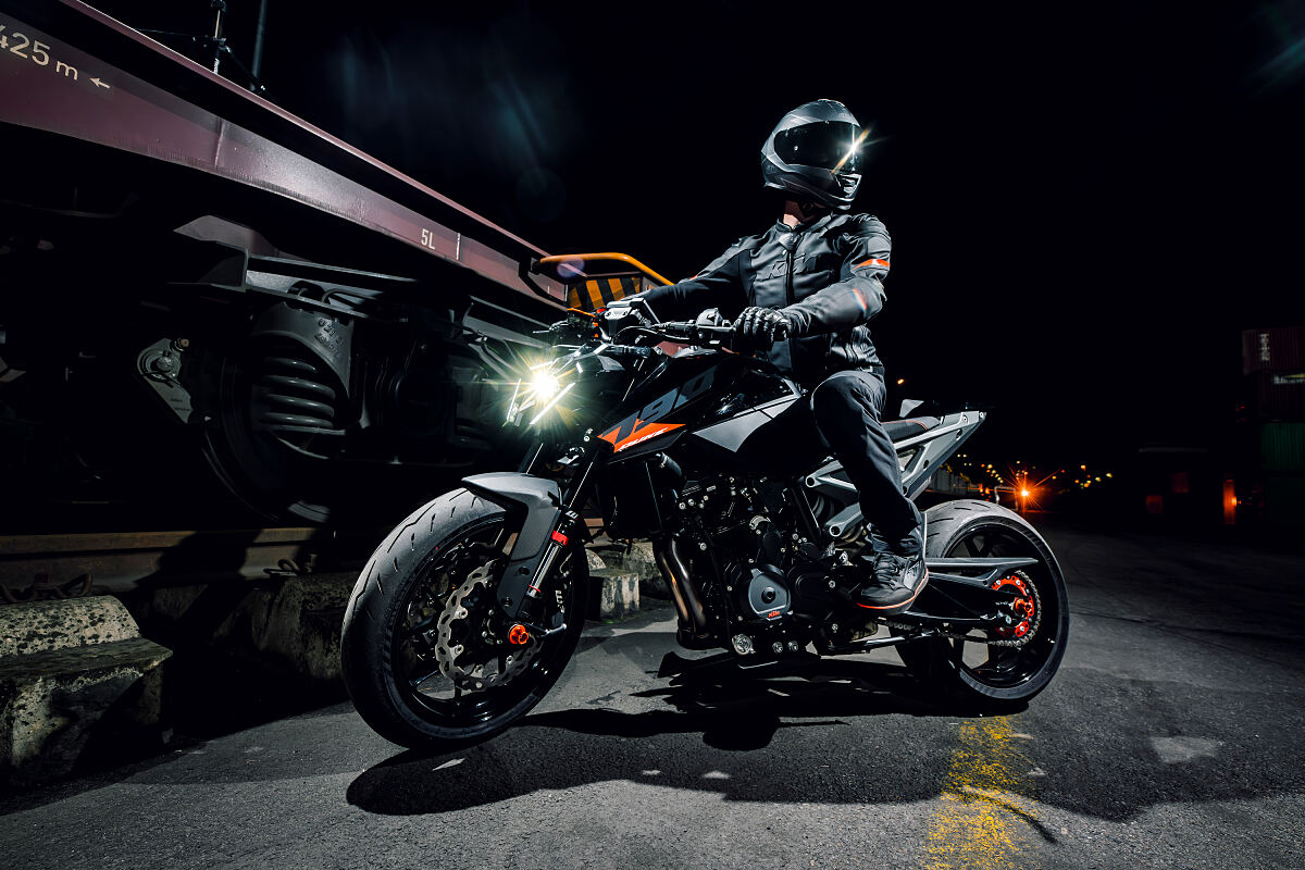 MY27 KTM 790 DUKE 13
