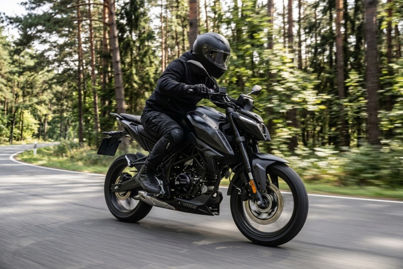 Voge 125RS accion 3