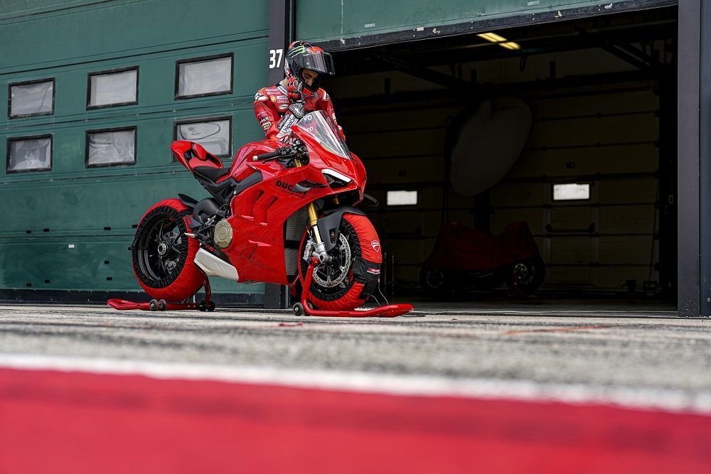 MY22 Ducati PanigaleV4S 62 UC354166 High
