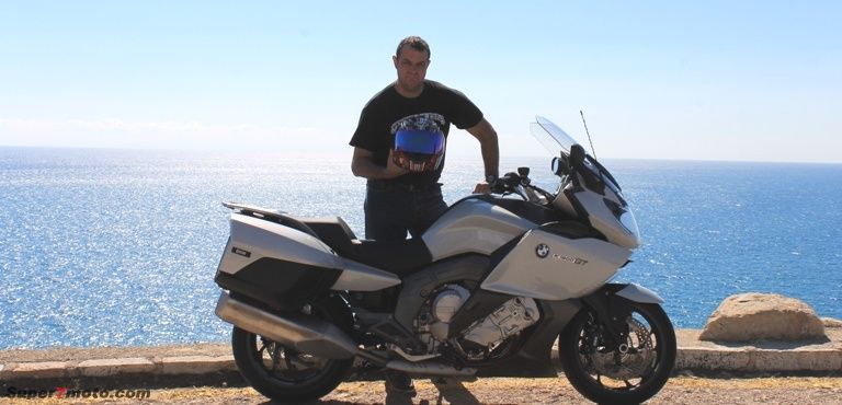 bmw k 1600 gt con tomas y el casco