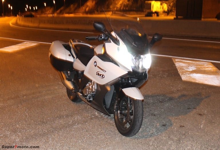 bmw k 1600 gt sola en la noche